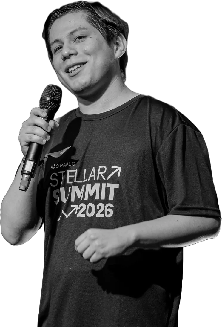 Emanuel Guzman hablando con un micrófono, con la remera del Stellar Summit 2026
